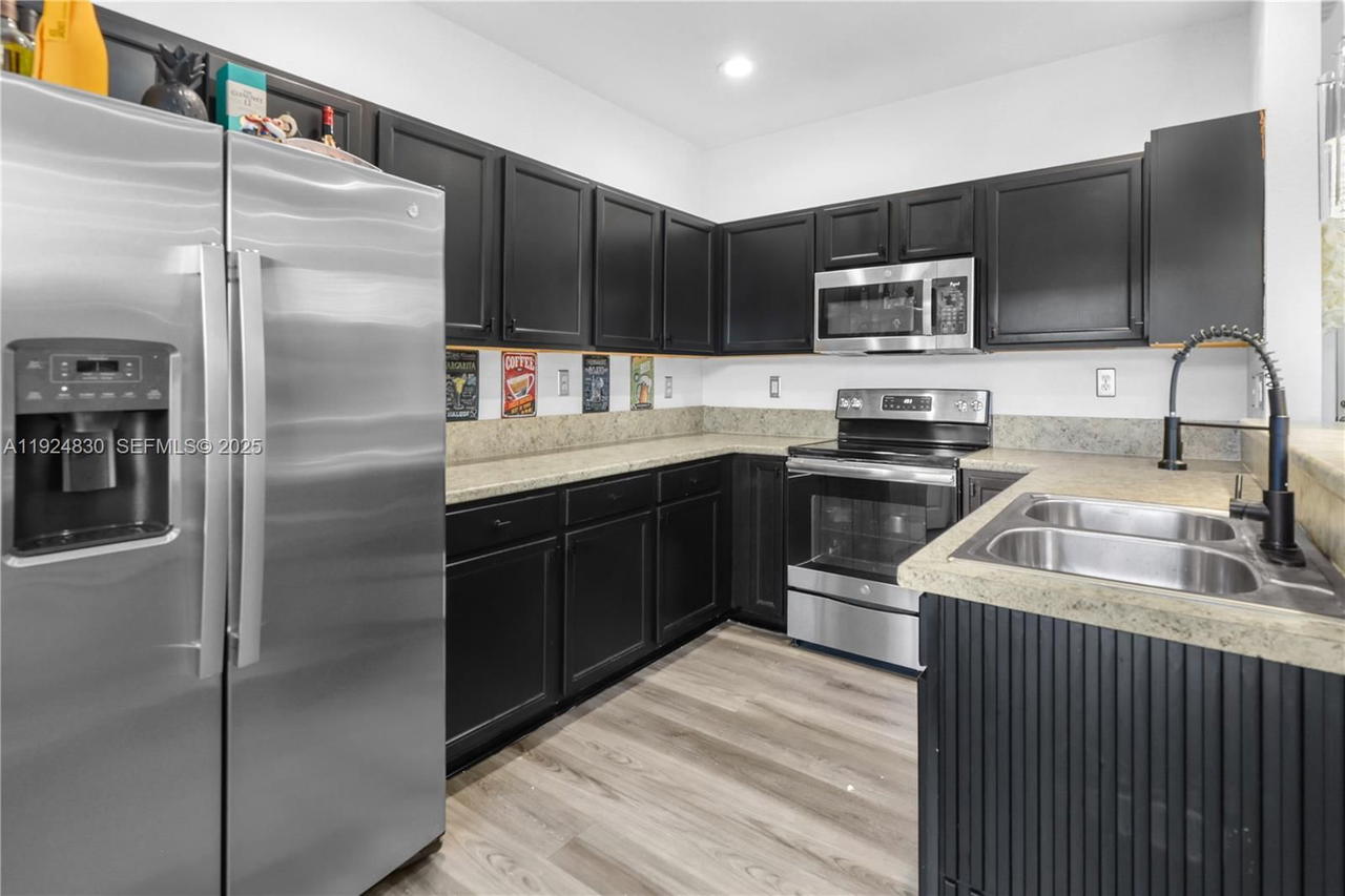 Real estate property located at 3337 91st Ter, Miami-dade, Bellagio, Hialeah, FL