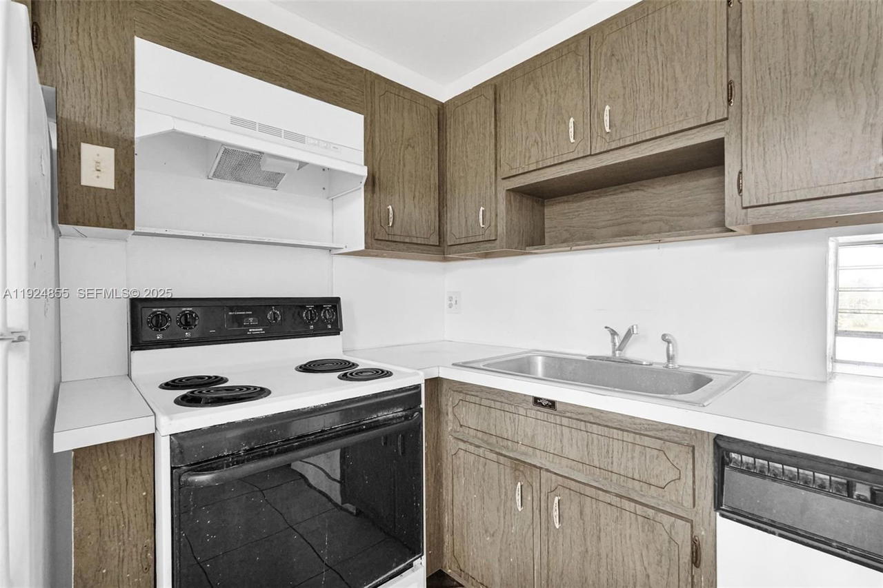 Real estate property located at 879 195th St #424, Miami-dade, Azure Lake Condo, Miami, FL