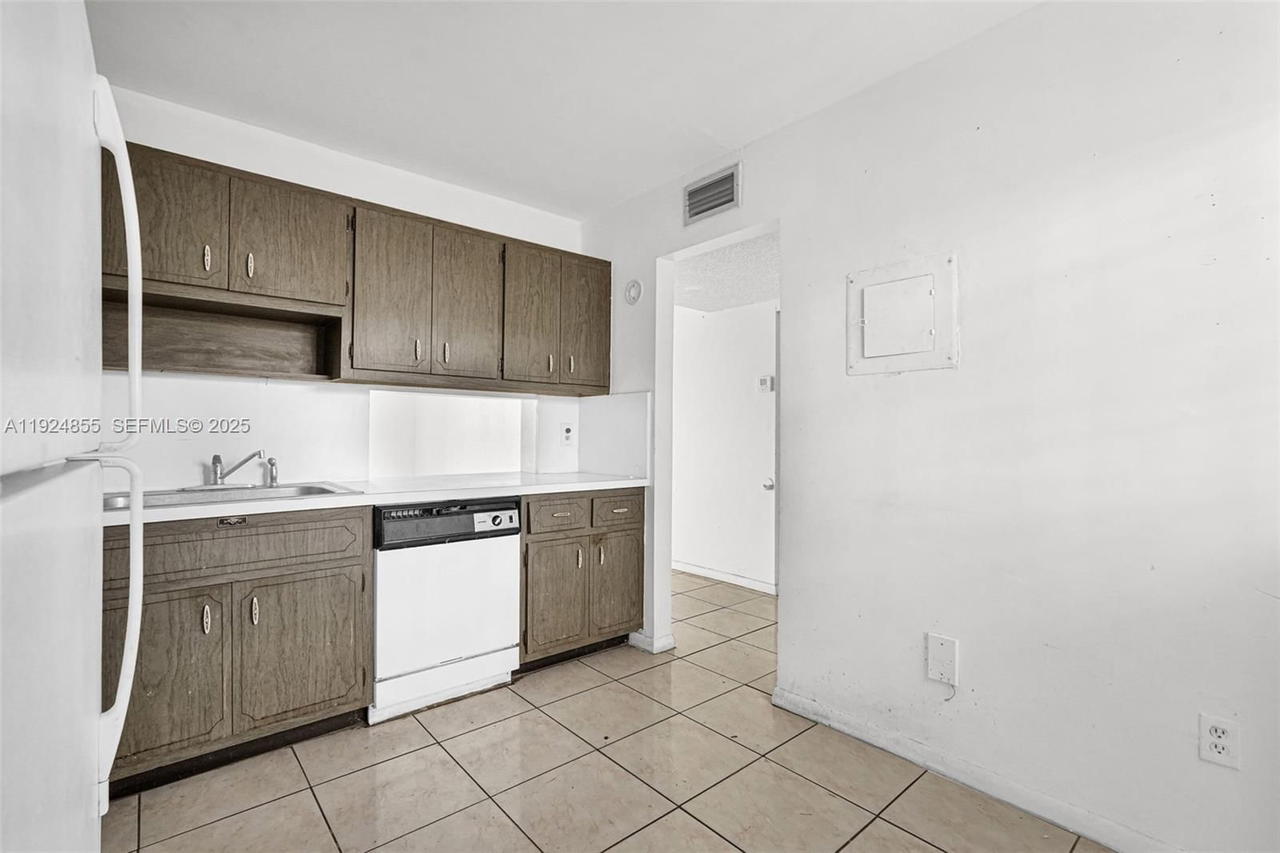 Real estate property located at 879 195th St #424, Miami-dade, Azure Lake Condo, Miami, FL