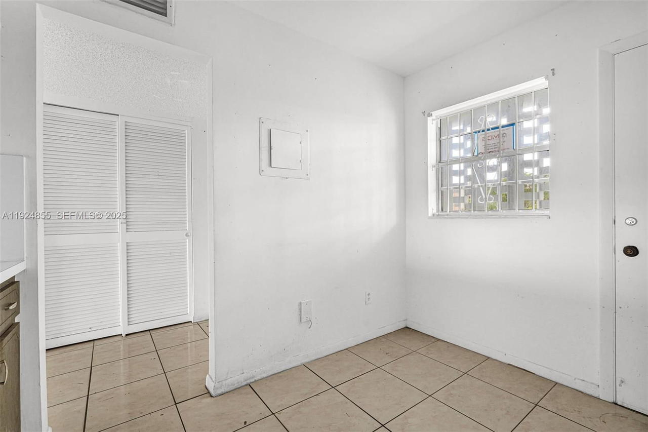 Real estate property located at 879 195th St #424, Miami-dade, Azure Lake Condo, Miami, FL