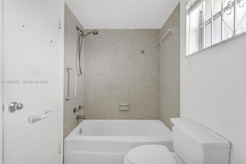 Real estate property located at 879 195th St #424, Miami-dade, Azure Lake Condo, Miami, FL