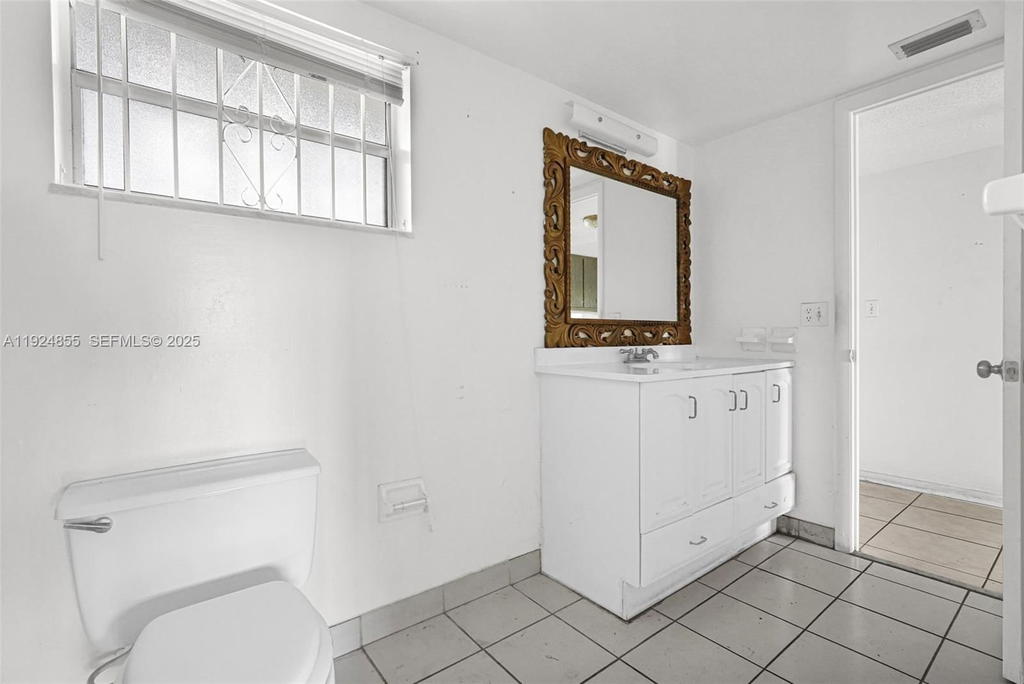 Real estate property located at 879 195th St #424, Miami-dade, Azure Lake Condo, Miami, FL