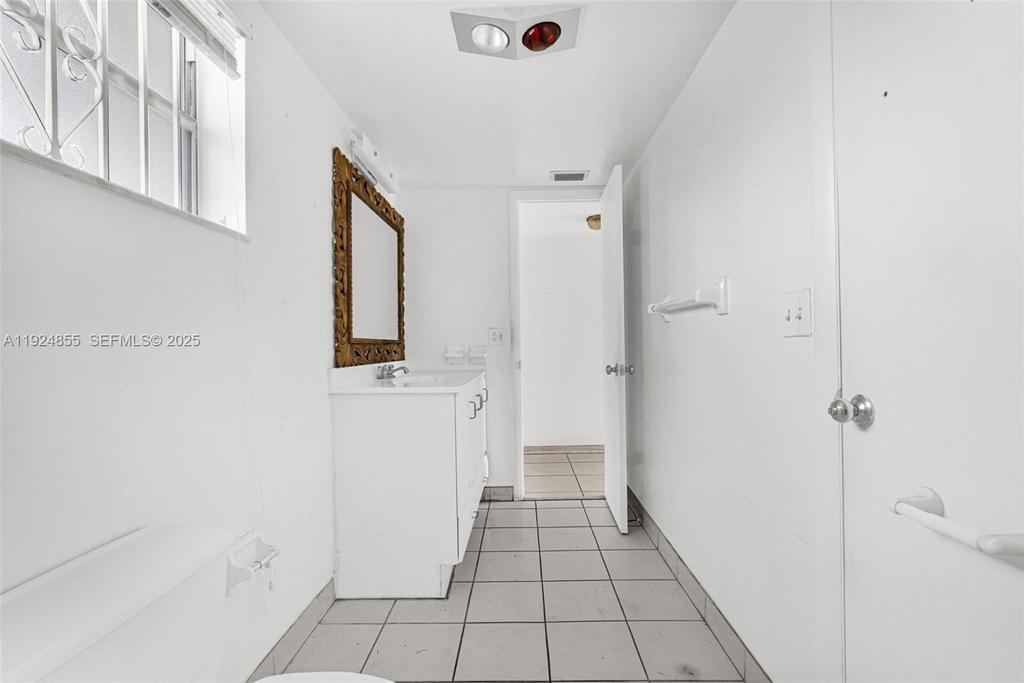 Real estate property located at 879 195th St #424, Miami-dade, Azure Lake Condo, Miami, FL