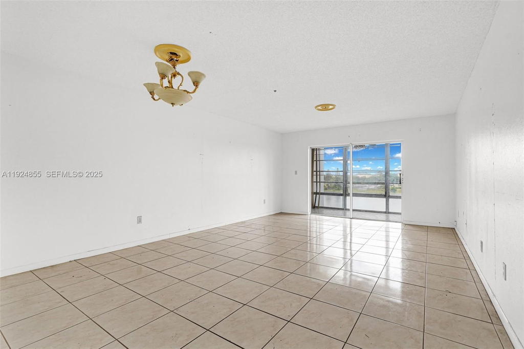 Real estate property located at 879 195th St #424, Miami-dade, Azure Lake Condo, Miami, FL