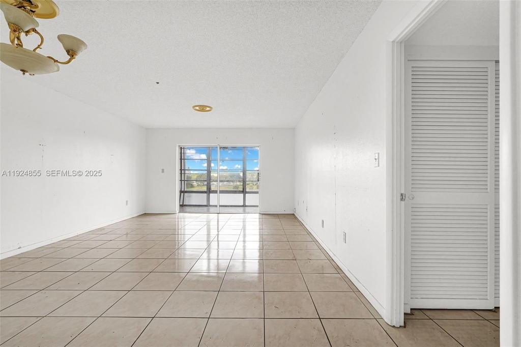 Real estate property located at 879 195th St #424, Miami-dade, Azure Lake Condo, Miami, FL