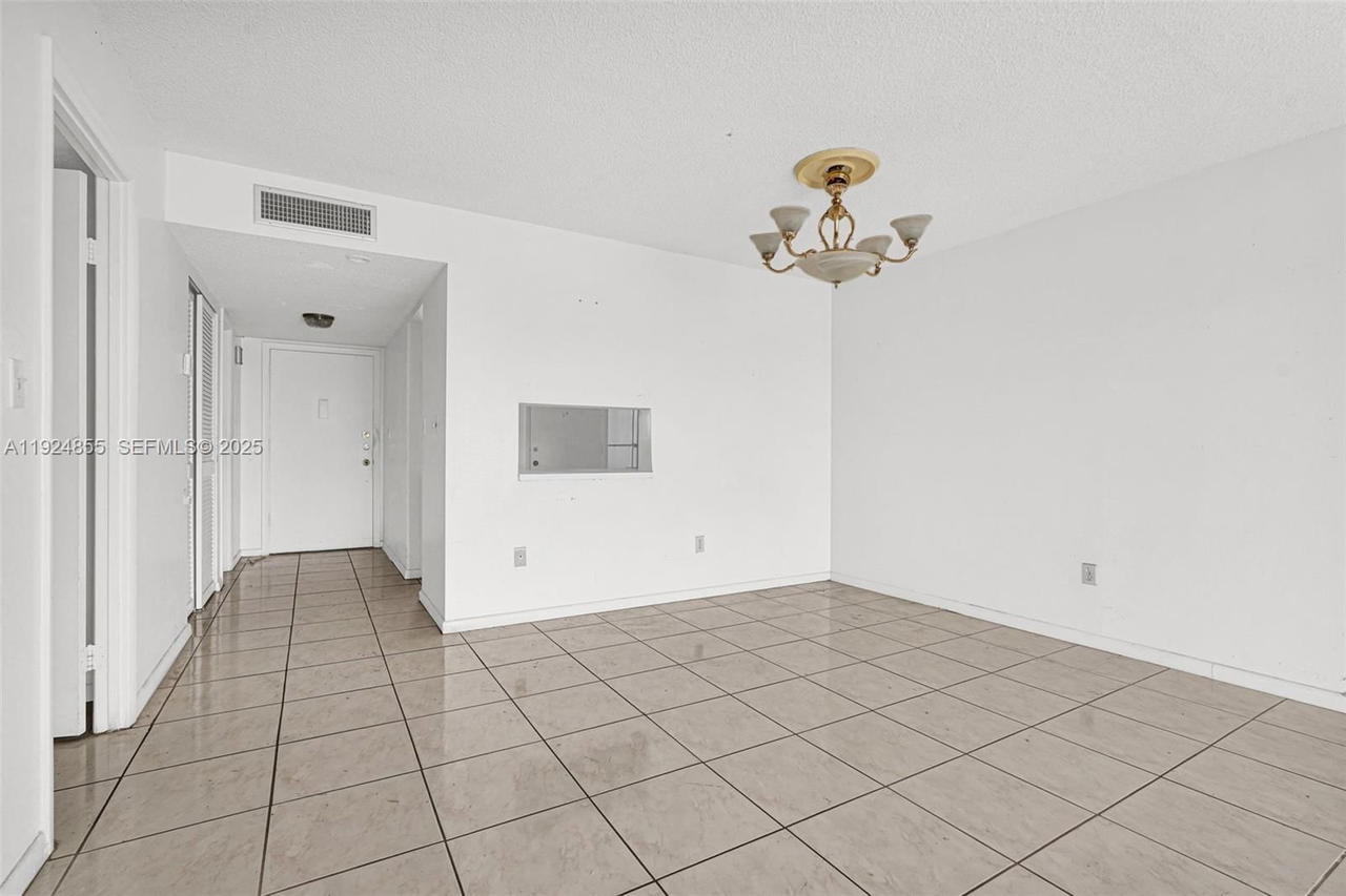 Real estate property located at 879 195th St #424, Miami-dade, Azure Lake Condo, Miami, FL