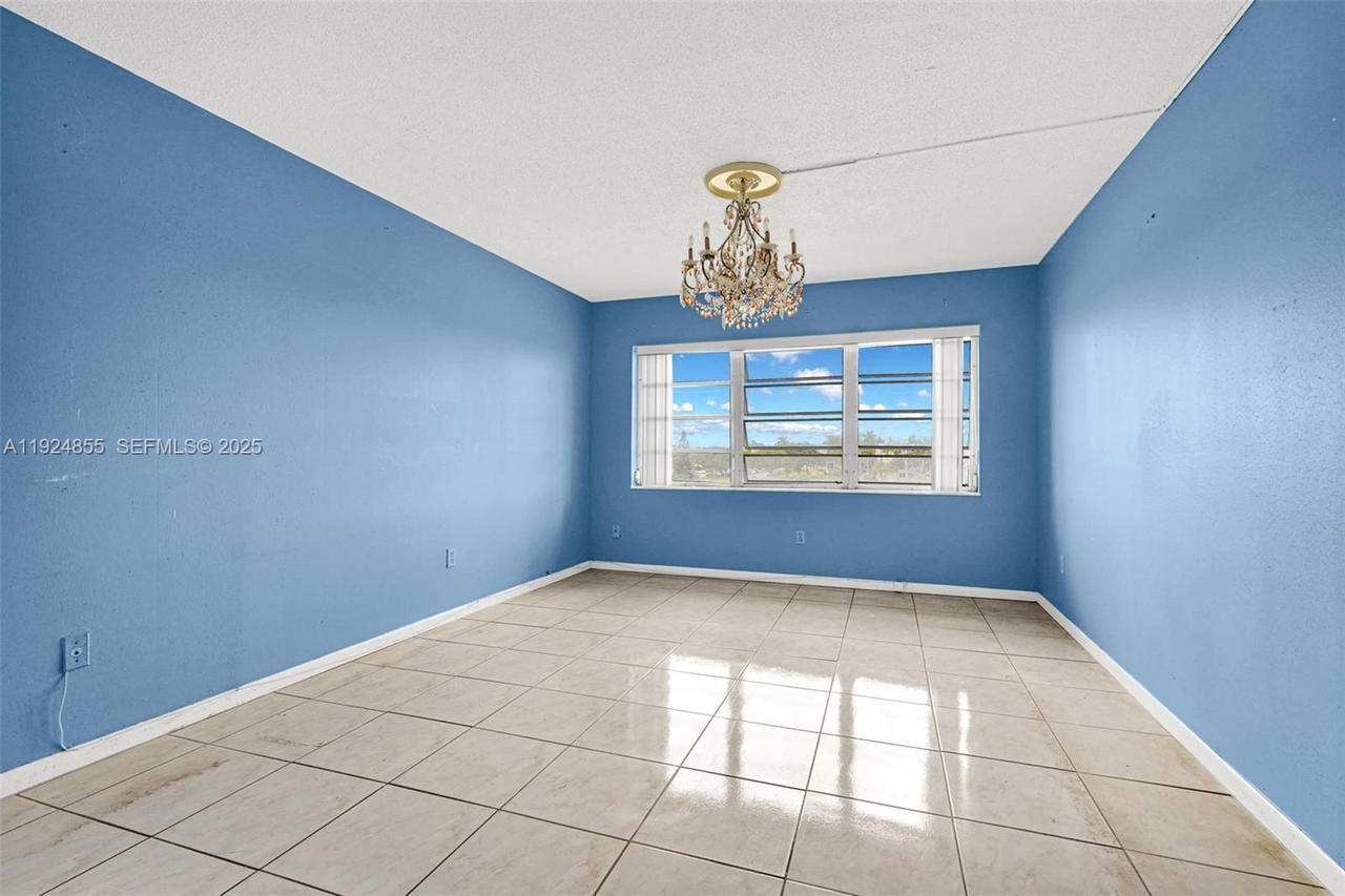 Real estate property located at 879 195th St #424, Miami-dade, Azure Lake Condo, Miami, FL