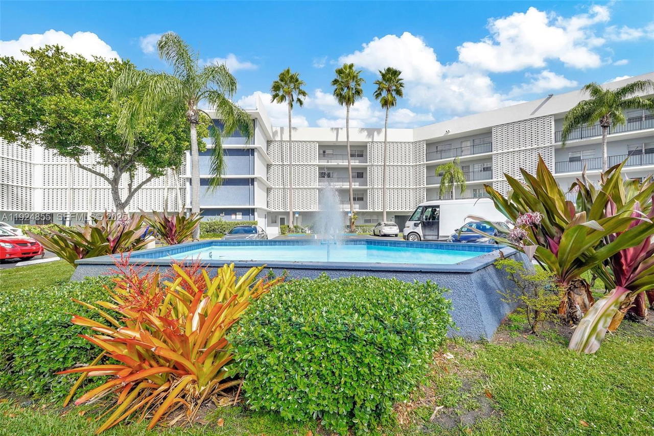 Real estate property located at 879 195th St #424, Miami-dade, Azure Lake Condo, Miami, FL