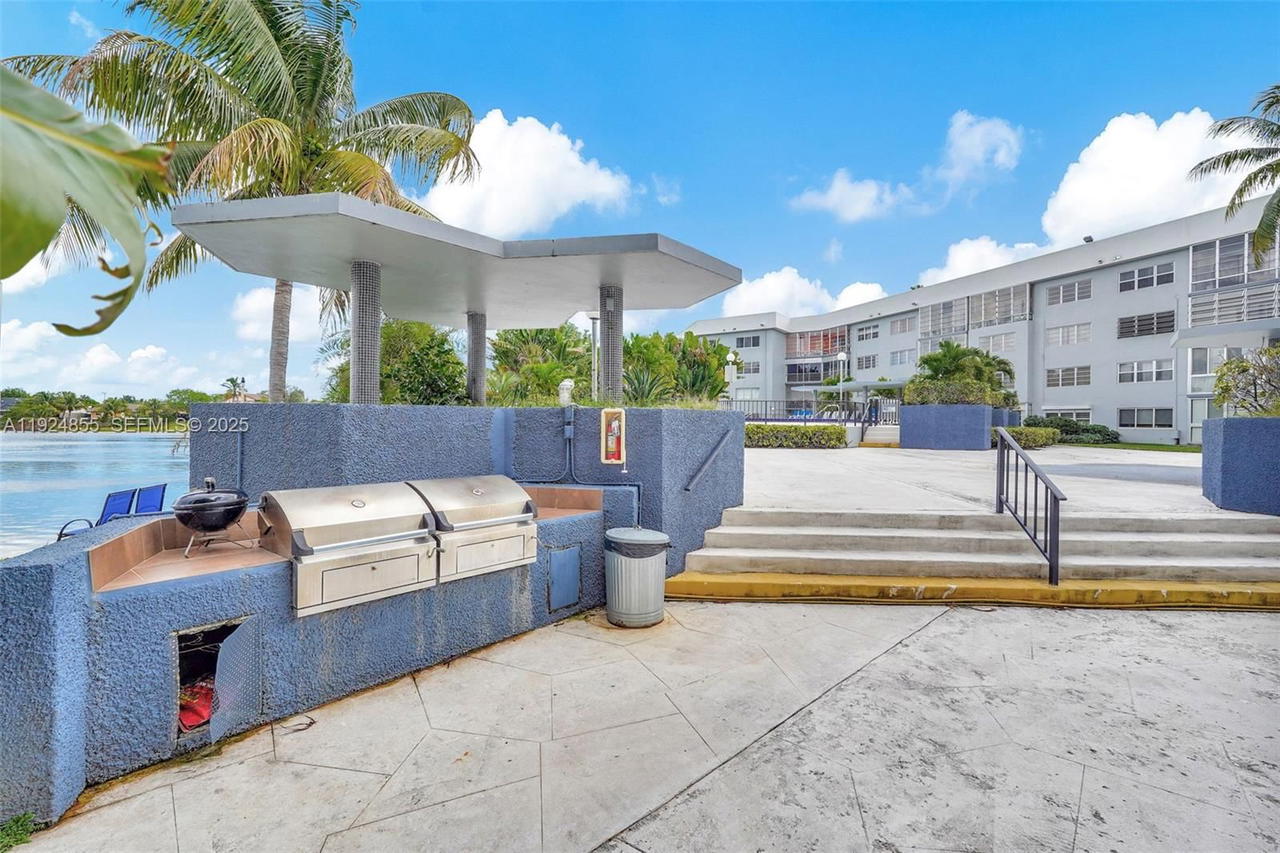 Real estate property located at 879 195th St #424, Miami-dade, Azure Lake Condo, Miami, FL