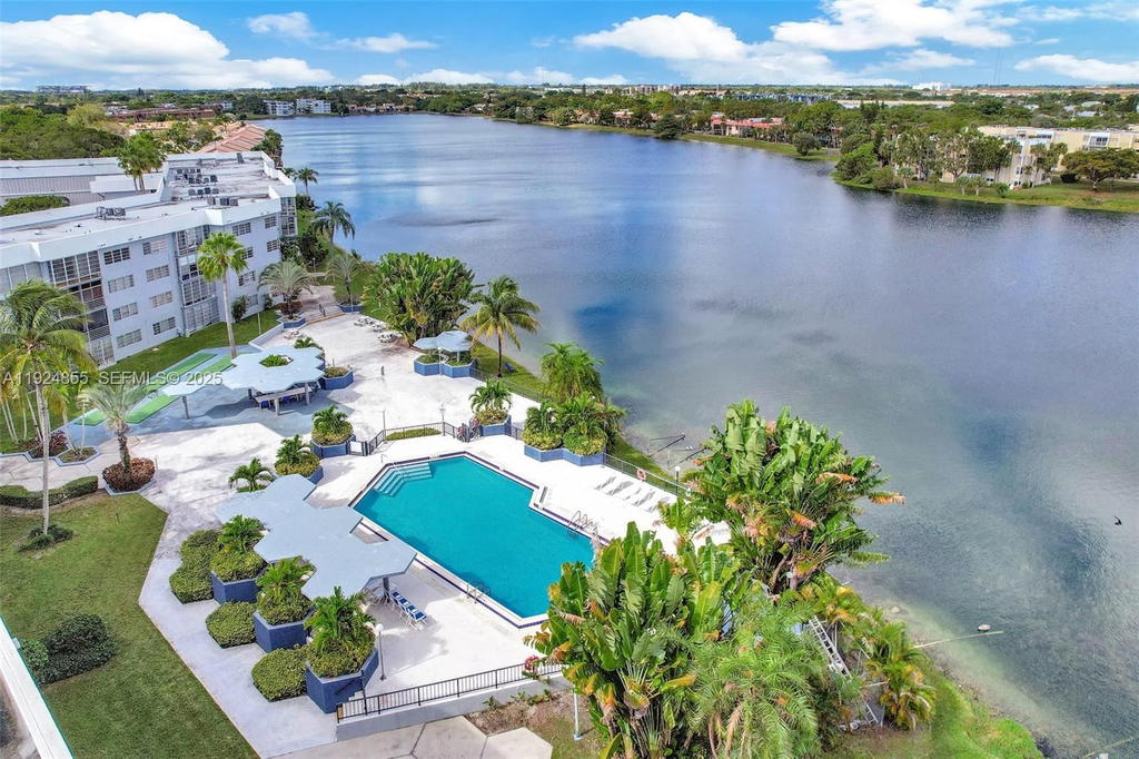 Real estate property located at 879 195th St #424, Miami-dade, Azure Lake Condo, Miami, FL