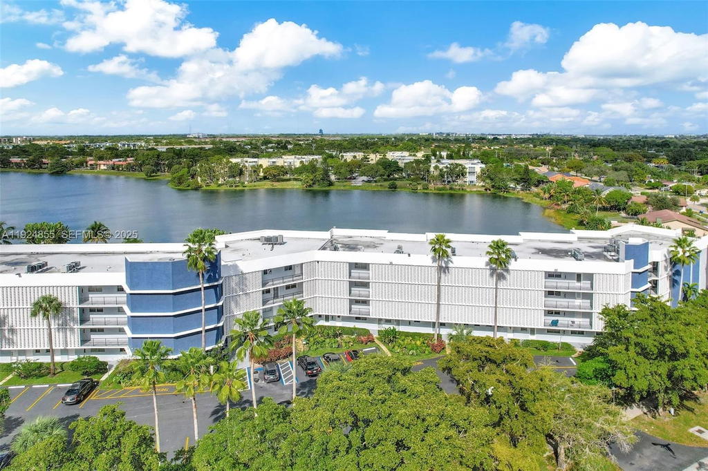 Real estate property located at 879 195th St #424, Miami-dade, Azure Lake Condo, Miami, FL