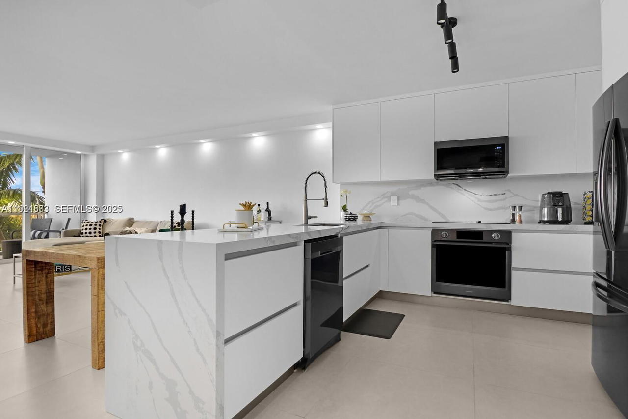 Real estate property located at 5700 Collins Ave #3J, Miami-dade, Seacoast 5700 Condo, Miami Beach, FL