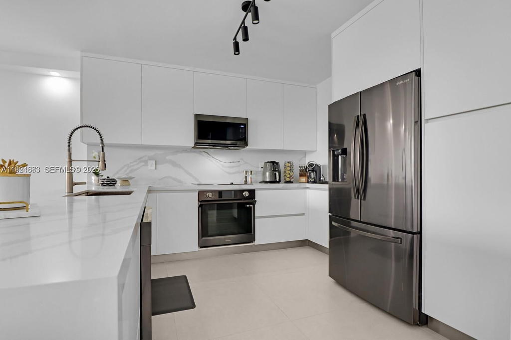 Real estate property located at 5700 Collins Ave #3J, Miami-dade, Seacoast 5700 Condo, Miami Beach, FL