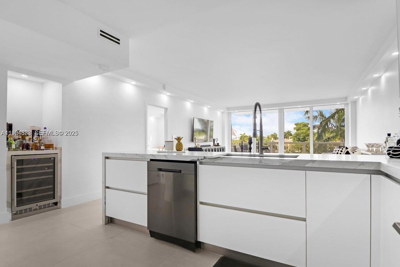 Real estate property located at 5700 Collins Ave #3J, Miami-dade, Seacoast 5700 Condo, Miami Beach, FL