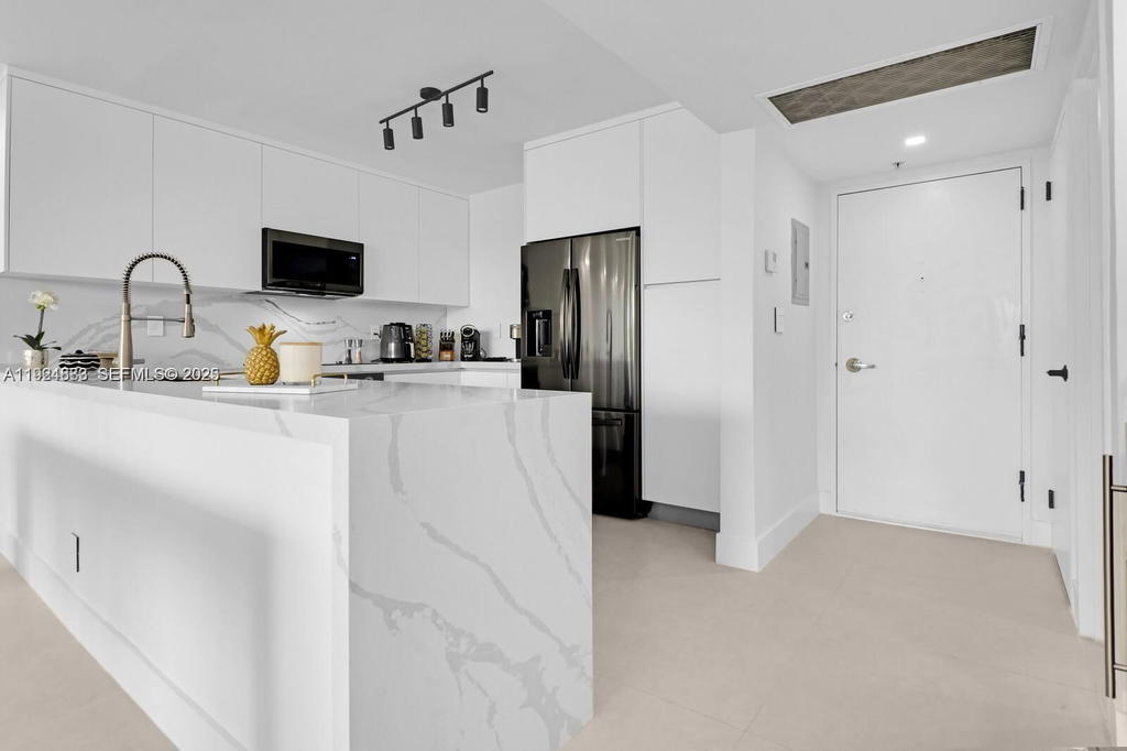 Real estate property located at 5700 Collins Ave #3J, Miami-dade, Seacoast 5700 Condo, Miami Beach, FL