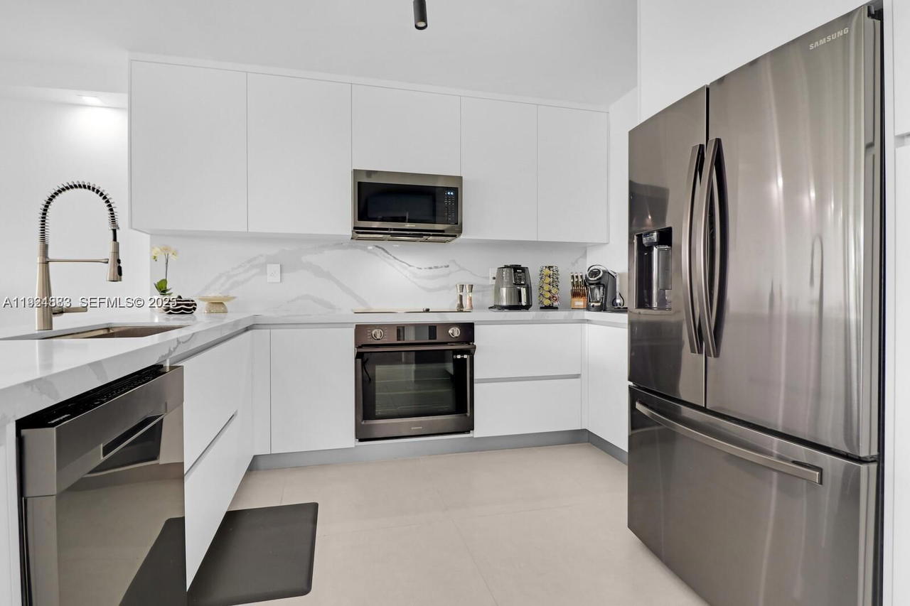 Real estate property located at 5700 Collins Ave #3J, Miami-dade, Seacoast 5700 Condo, Miami Beach, FL