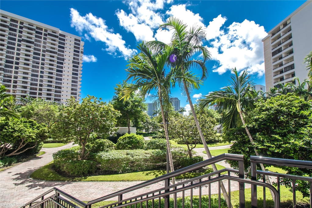 Real estate property located at 2500 PARKVIEW DR #1207, Broward, Olympus Condo, Hallandale Beach, FL
