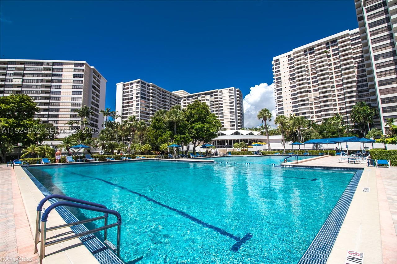 Real estate property located at 2500 PARKVIEW DR #1207, Broward, Olympus Condo, Hallandale Beach, FL