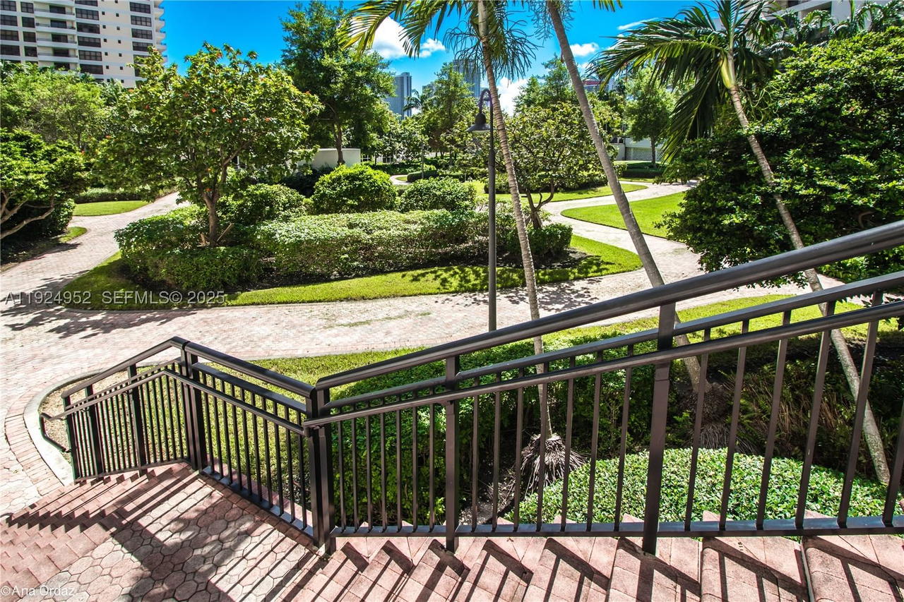 Real estate property located at 2500 PARKVIEW DR #1207, Broward, Olympus Condo, Hallandale Beach, FL