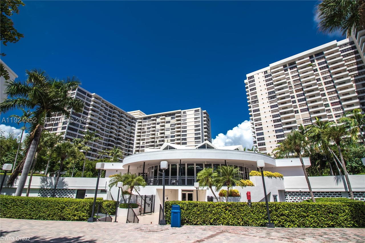 Real estate property located at 2500 PARKVIEW DR #1207, Broward, Olympus Condo, Hallandale Beach, FL