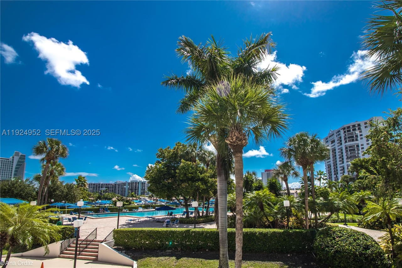 Real estate property located at 2500 PARKVIEW DR #1207, Broward, Olympus Condo, Hallandale Beach, FL
