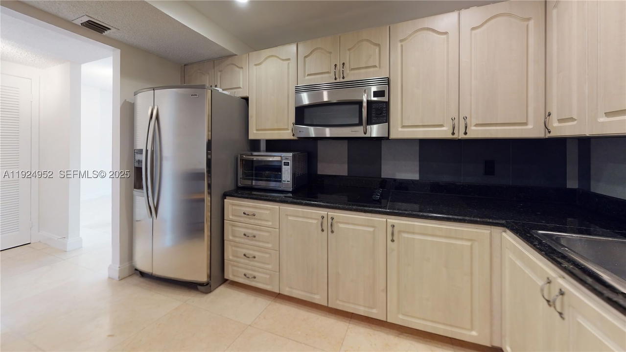 Real estate property located at 2500 PARKVIEW DR #1207, Broward, Olympus Condo, Hallandale Beach, FL