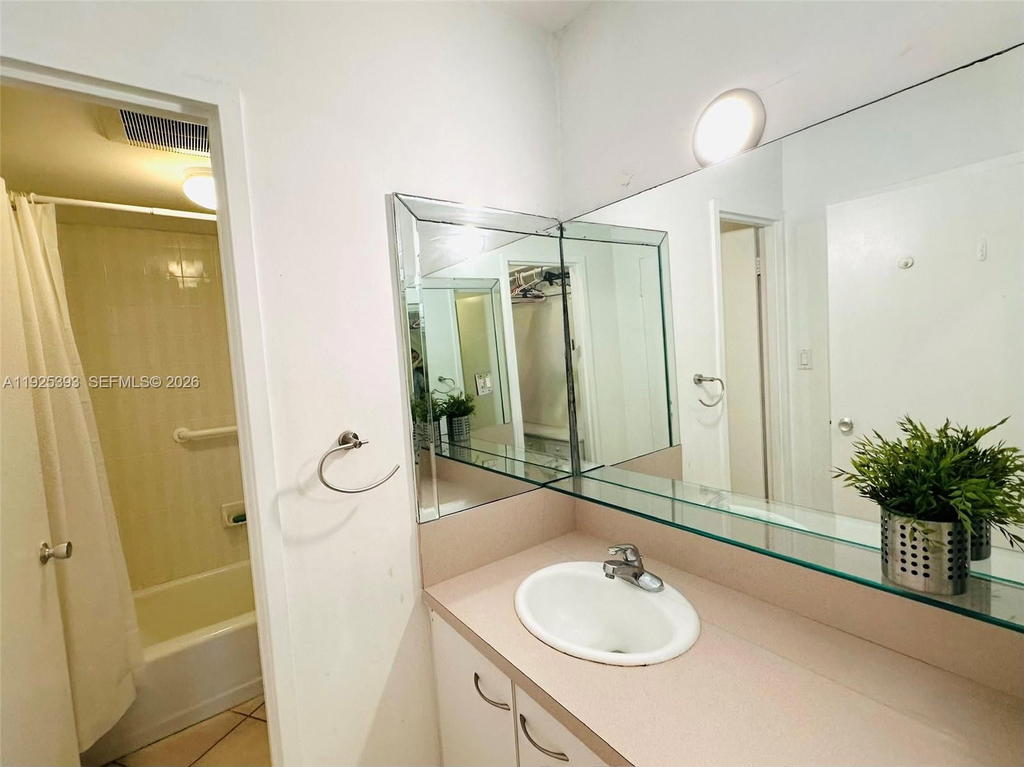 Real estate property located at 100 Lincoln Rd #1427, Miami-dade, The Decoplage Condo, Miami Beach, FL