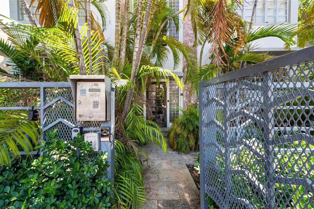 Real estate property located at 1611 Euclid Ave #8, Miami-dade, Residence 1611 Condo, Miami Beach, FL