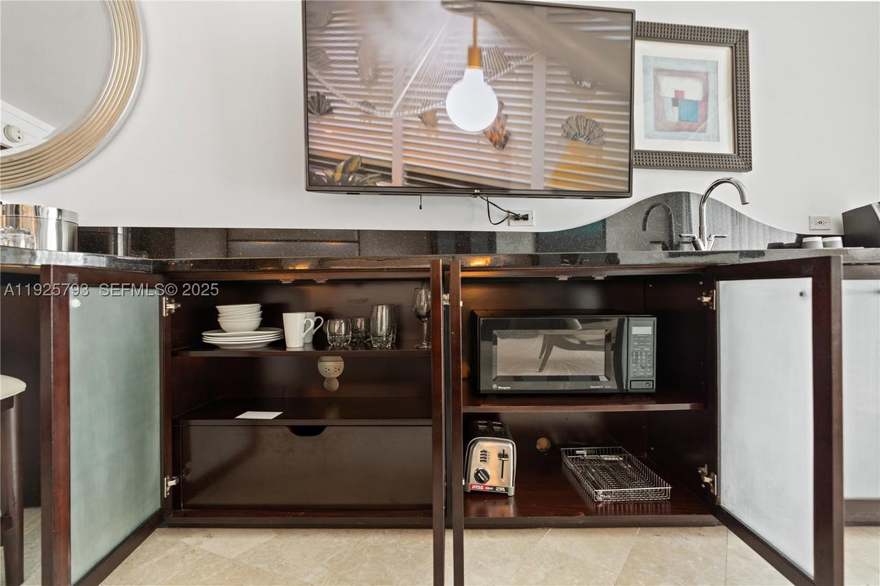 Real estate property located at 4391 Collins Ave #1814, Miami-dade, Fontainebleau Iii Ocean C, Miami Beach, FL
