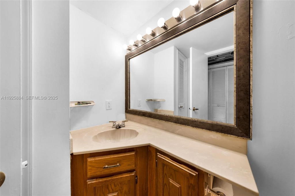 Real estate property located at 7554 Stirling Rd #102, Broward, Oak Paths Condo, Davie, FL