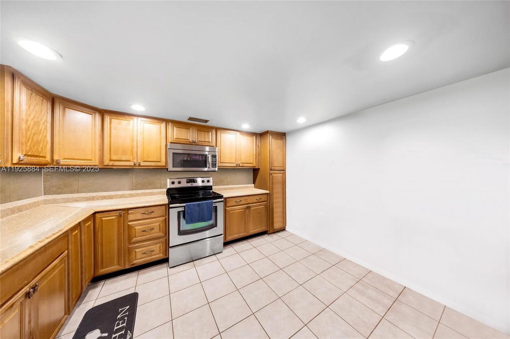 Real estate property located at 7554 Stirling Rd #102, Broward, Oak Paths Condo, Davie, FL