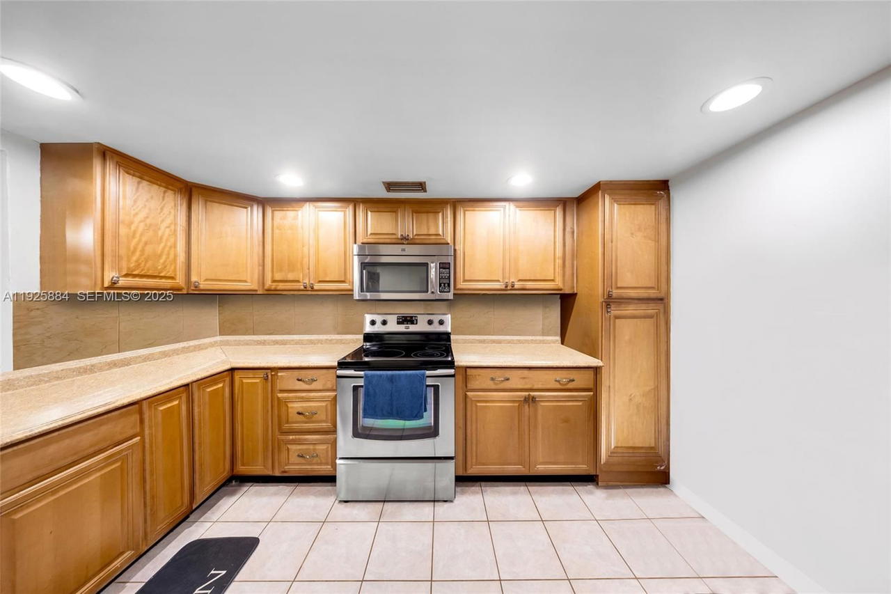 Real estate property located at 7554 Stirling Rd #102, Broward, Oak Paths Condo, Davie, FL