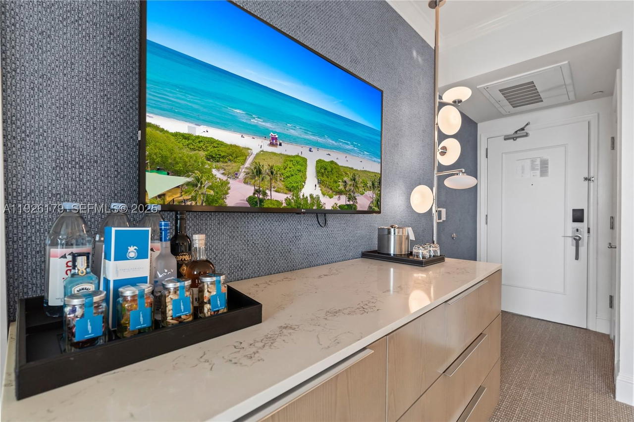 Real estate property located at 4401 Collins Ave #2517, Miami-dade, Fontainebleau Ii Condo, Miami Beach, FL