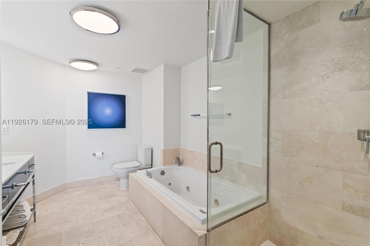 Real estate property located at 4401 Collins Ave #2517, Miami-dade, Fontainebleau Ii Condo, Miami Beach, FL