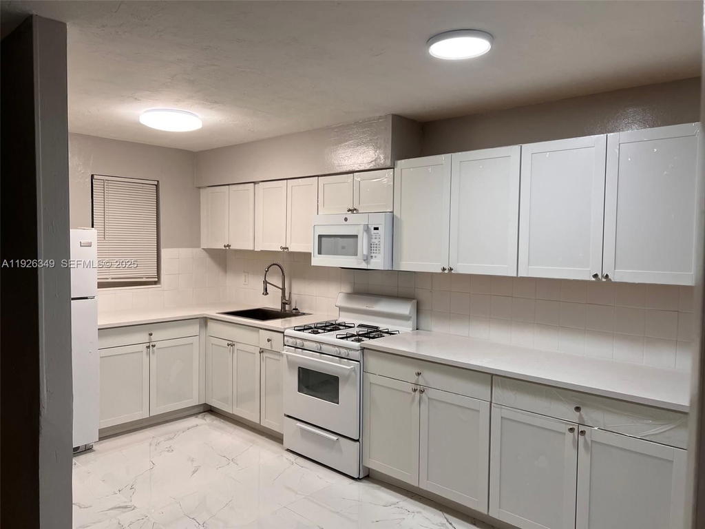 Real estate property located at 4300 67th Ave #21, Miami-dade, Gables Edge Condo, Miami, FL