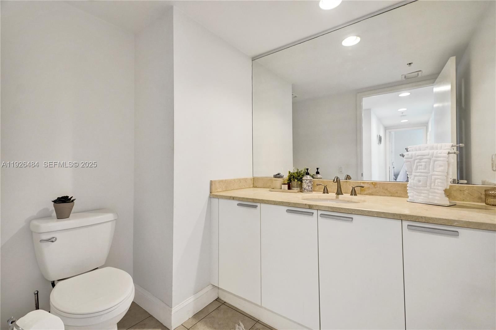 Real estate property located at 14951 Royal Oaks Ln #401, Miami-dade, The Oaks I Condo, North Miami, FL