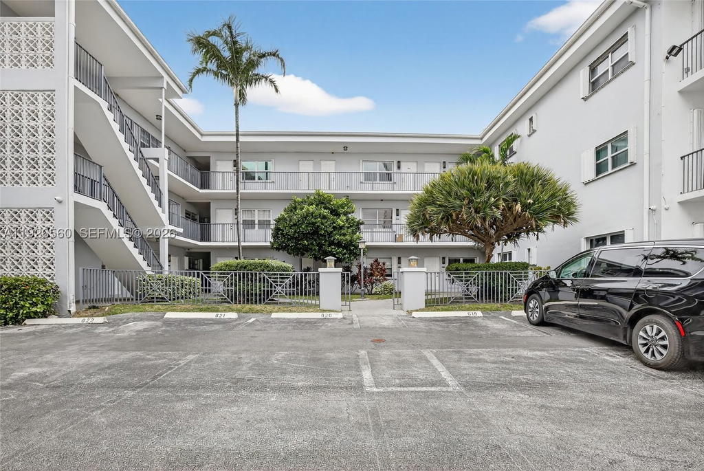 Real estate property located at 2600 Ocean Dr S315, Broward, Waterway @ Hollywood Beac, Hollywood, FL