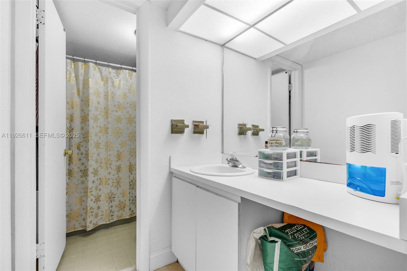 Real estate property located at 1900 68th St F302, Miami-dade, Los Arboles Condo, Hialeah, FL