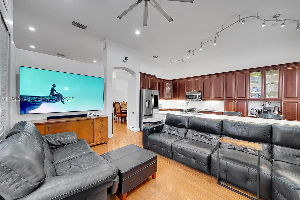 Real estate property located at 1135 Satinleaf St, Broward, West Lake Village Plat, Hollywood, FL