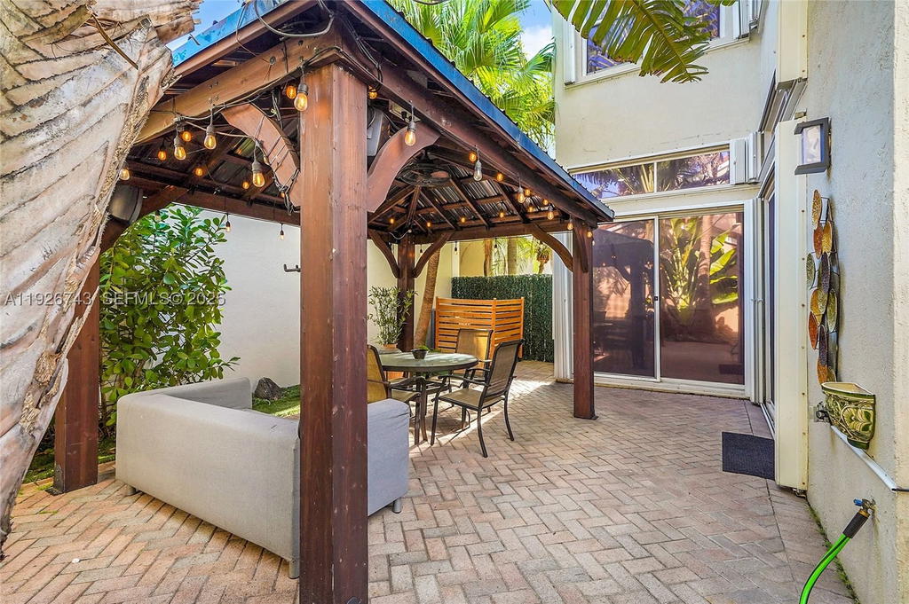 Real estate property located at 1135 Satinleaf St, Broward, West Lake Village Plat, Hollywood, FL
