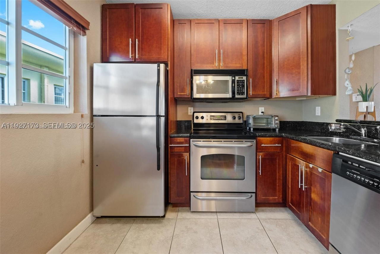 Real estate property located at 8345 Byron Ave #6, Miami-dade, Ritz Royal Palm Condo, Miami Beach, FL