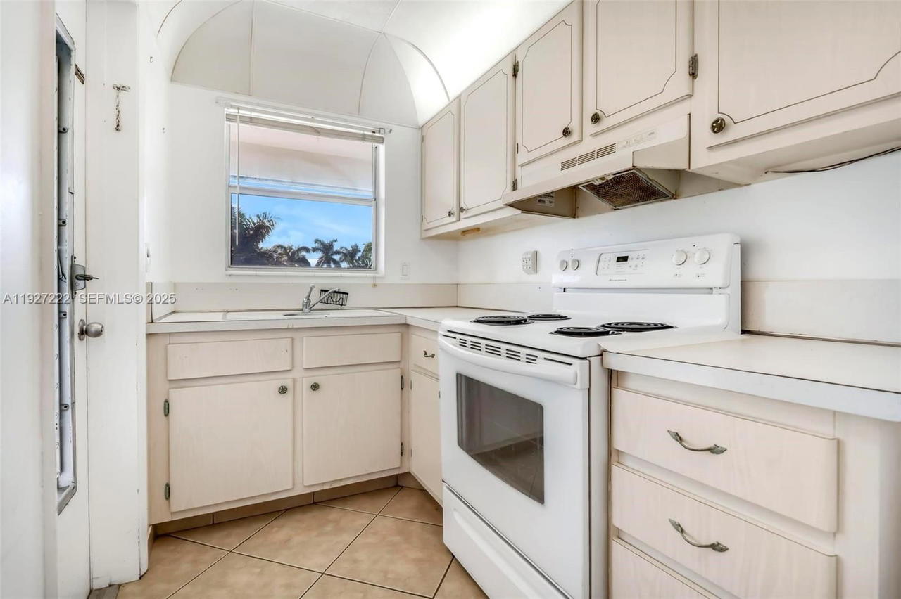 Real estate property located at 300 Layne Blvd #311, Broward, Paradise By The Sea Condo, Hallandale Beach, FL