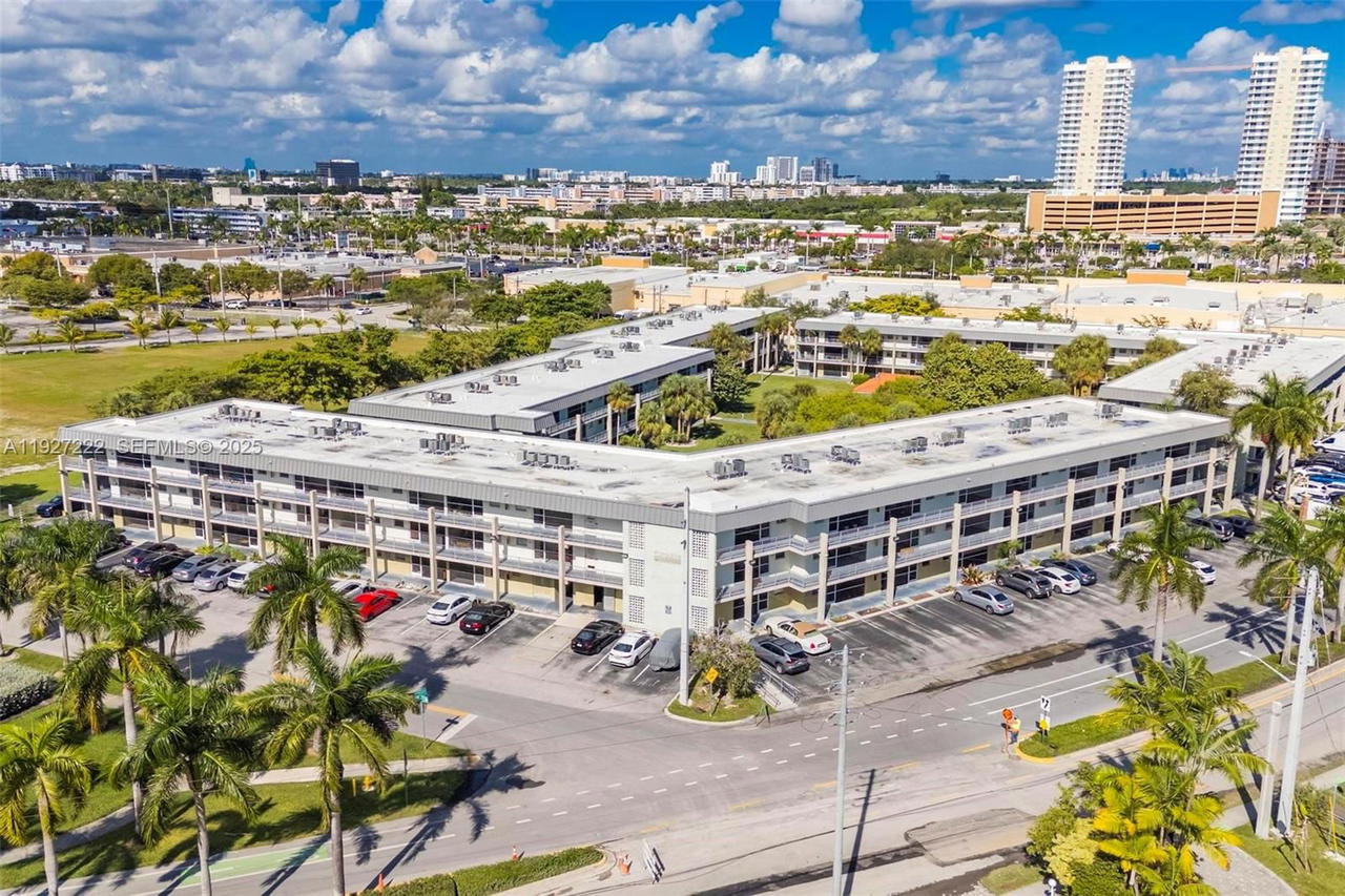 Real estate property located at 300 Layne Blvd #311, Broward, Paradise By The Sea Condo, Hallandale Beach, FL