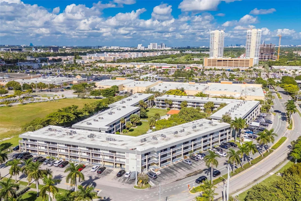 Real estate property located at 300 Layne Blvd #311, Broward, Paradise By The Sea Condo, Hallandale Beach, FL