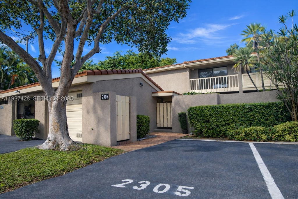 Real estate property located at 2305 Saint Andrews Rd #129, Broward, Townhouses Of Emerald Hil, Hollywood, FL