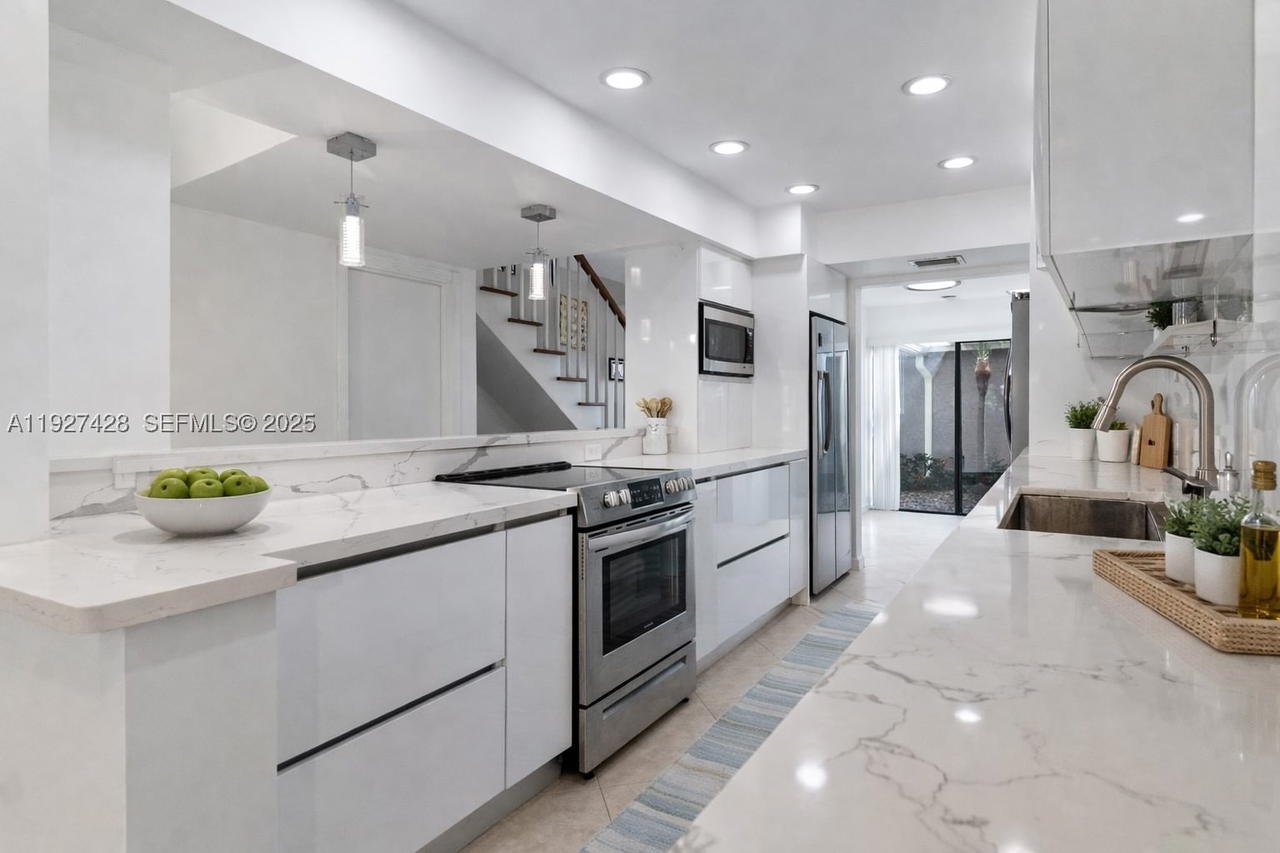 Real estate property located at 2305 Saint Andrews Rd #129, Broward, Townhouses Of Emerald Hil, Hollywood, FL