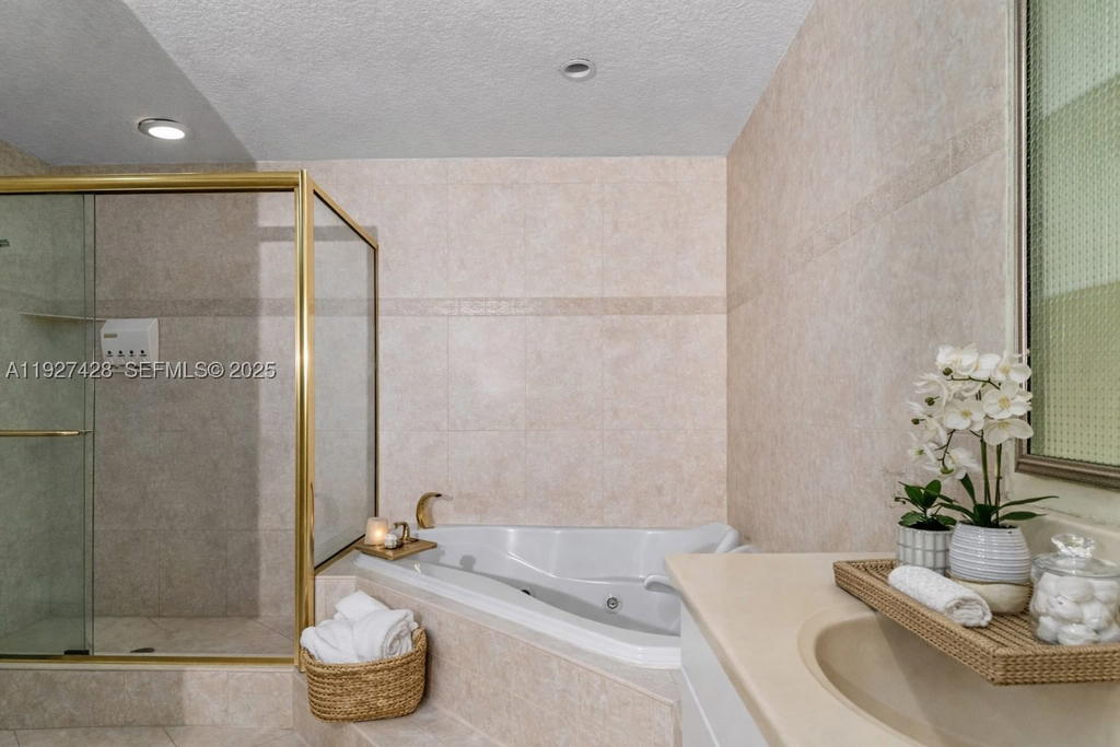 Real estate property located at 2305 Saint Andrews Rd #129, Broward, Townhouses Of Emerald Hil, Hollywood, FL