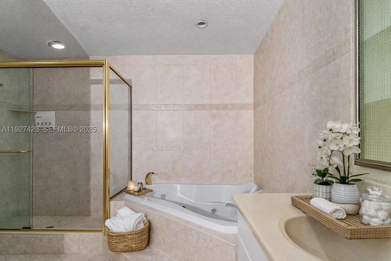 Real estate property located at 2305 Saint Andrews Rd #129, Broward, Townhouses Of Emerald Hil, Hollywood, FL
