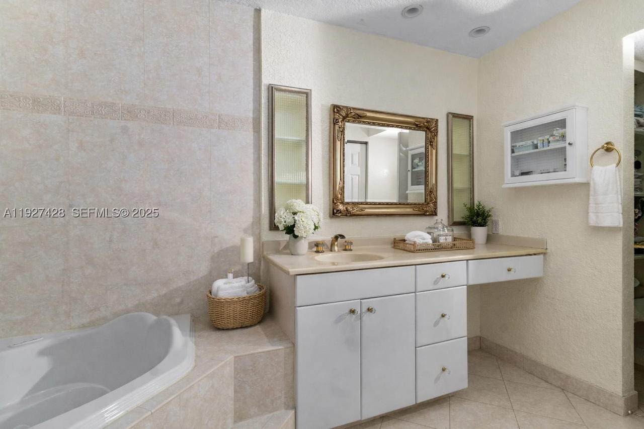 Real estate property located at 2305 Saint Andrews Rd #129, Broward, Townhouses Of Emerald Hil, Hollywood, FL