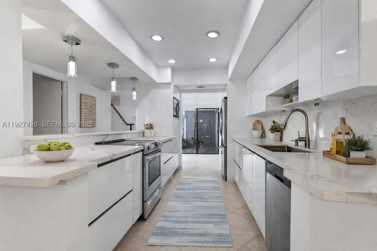 Real estate property located at 2305 Saint Andrews Rd #129, Broward, Townhouses Of Emerald Hil, Hollywood, FL